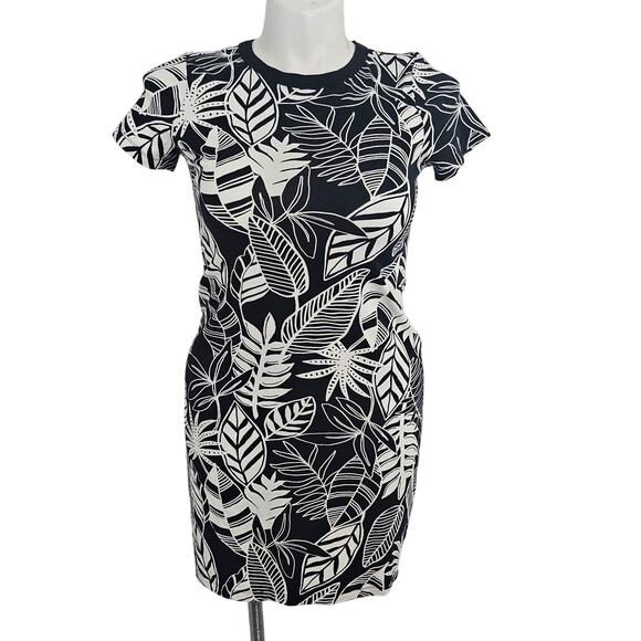 Old Navy Dresses & Skirts - Old Navy Fitted Crew-Neck Tee Dress floral white , black sz M